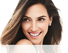 Get the step-by-step application tips for the Feline Flick Look created by Mary Kay Guest Makeup Artist Sam Addington.  Image of a smiling model wearing the Feline Flick look.