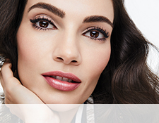 Get the step-by-step application tips for The Perfect Blend Look created by Mary Kay Guest Makeup Artist Sam Addington.  Smiling model with the Perfect Blend look applied.